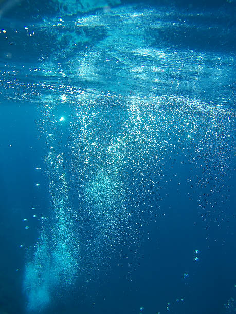 bolhas na água azul - debaixo dágua - fotografias e filmes do acervo