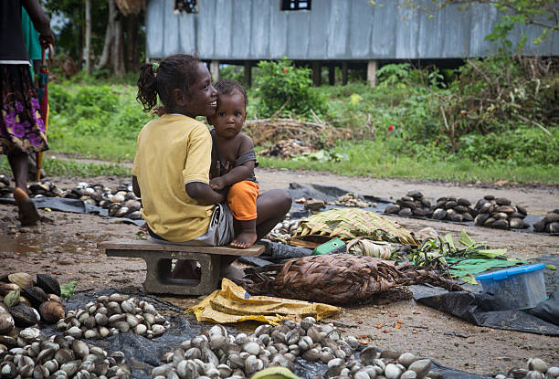 mercado local, chica venta de mejillones y sostiene un bebé, de las islas salomón - melanesia fotografías e imágenes de stock