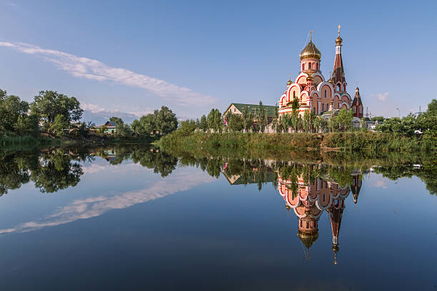 reflexion einer russisch-orthodoxen kirche in wasser in almaty, kasachstan - kasachstan stock-fotos und bilder