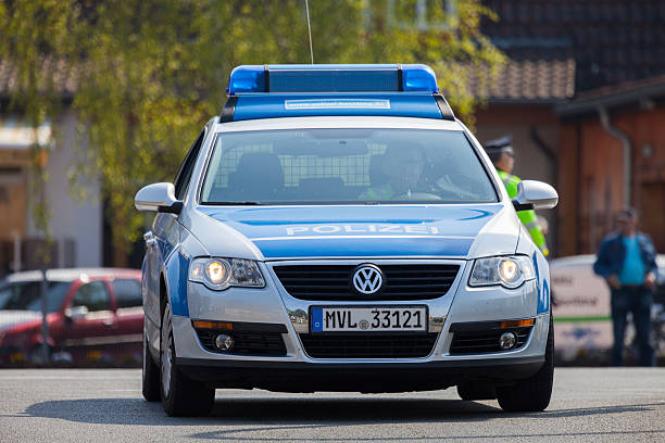 немецкий полицейский автомобиль диски на улице - car prowler стоковые фото и изображения