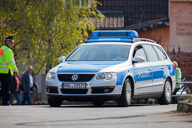 немецкий полицейский автомобиль диски на улице - car prowler стоковые фото и изображения