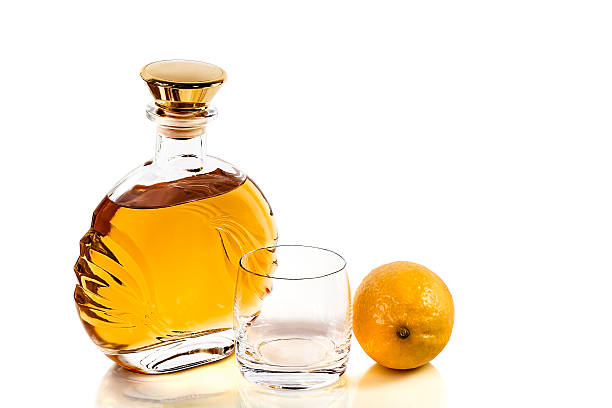 bottiglia e bicchiere di whisky vuota con limone su sfondo bianco - gin decanter whisky bottle foto e immagini stock