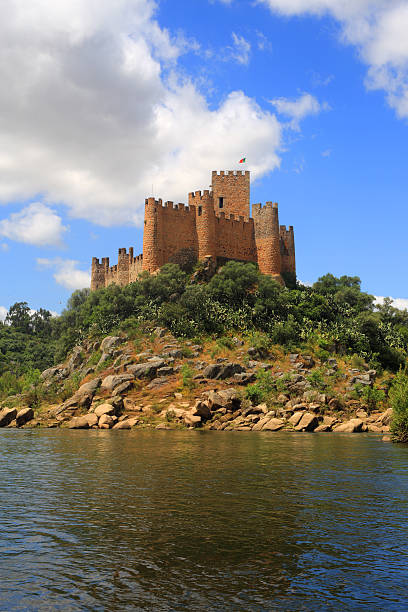 il medievale castello di almourol. tomar, distretto di santarém-portogallo, ribatejo, portogallo. - almourol foto e immagini stock