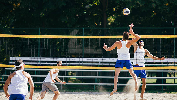 vóleibol de playa masculino de acción - vóleibol de playa fotografías e imágenes de stock