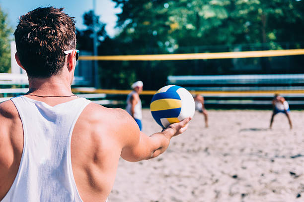 beach-volleyball servieren - strand volleyball stock-fotos und bilder