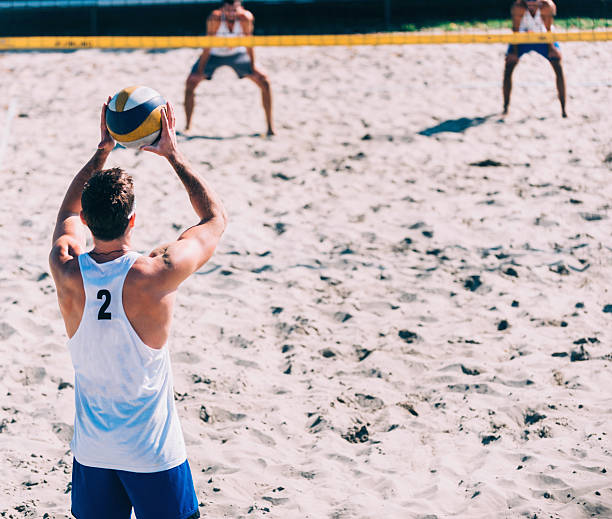 servir no jogo de voleibol de praia - beach body ball volleyball imagens e fotografias de stock