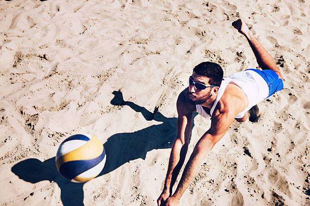 jogador de voleibol de praia saltar à bola - beach body ball volleyball imagens e fotografias de stock