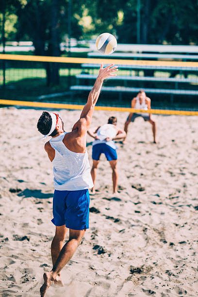 siatkówka plażowa graczy w akcji, skok służyć - beach volleyball zdjęcia i obrazy z banku zdjęć