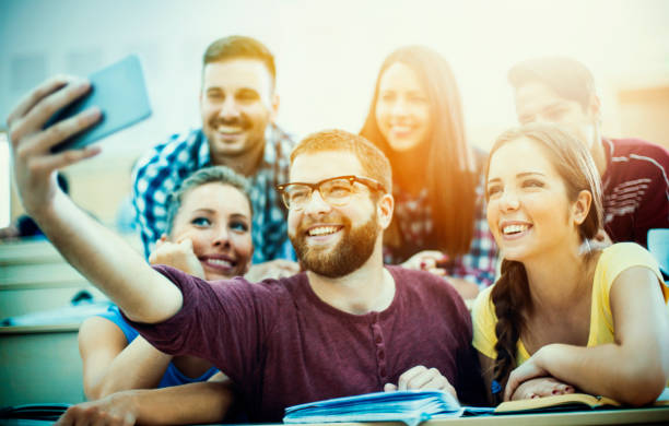 studenti prendendo una selfie prima classe. - lecture hall university student seminar foto e immagini stock