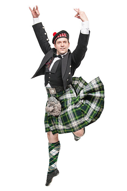 hombre joven en ropa para bailar escocés - falda escocesa fotografías e imágenes de stock