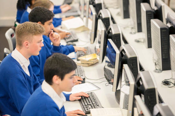 adolescentes usando computadores em sala de informática - richmond upon thames - fotografias e filmes do acervo