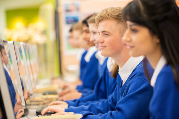 estudiantes sonrientes usando computadoras en la sala de computadoras - student london england teenage girls teenager fotografías e imágenes de stock