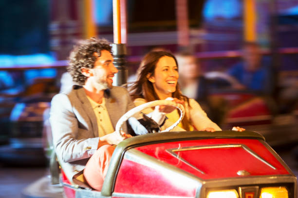 couple en auto tamponneuse dans un parc d’attractions - 24296 photos et images de collection