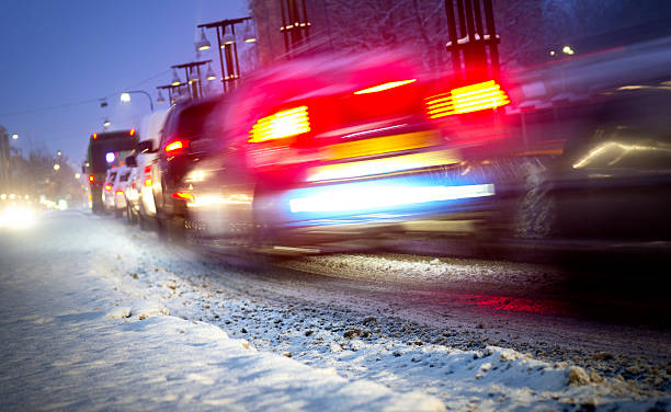 raffic noite de inverno - rear view winter blizzard nordic countries - fotografias e filmes do acervo