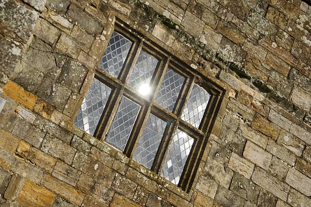 sun riflette in battaglia abbey finestra con conduttori - mullion windows foto e immagini stock
