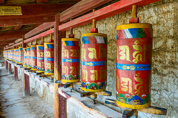 rezar ruedas en tibetano templo - tibet tibetan culture buddhism writing fotografías e imágenes de stock