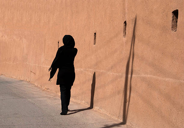 femmes iraniennes - places of worship photos et images de collection