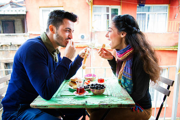 jovem casal desfrutar do médio oriente turco lanche na varanda - turkey turkish culture middle eastern culture middle east imagens e fotografias de stock