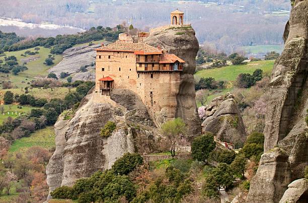 mosteiro de meteora, grécia - landmarks roof staircase landscape - fotografias e filmes do acervo