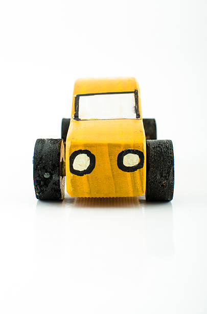 voiture de jouet en bois jaune - car alarm photos et images de collection