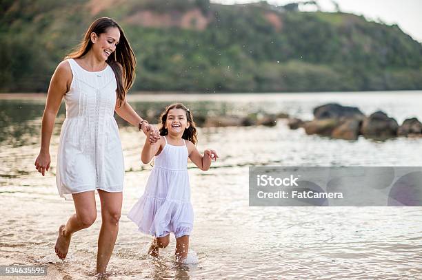 Mutter Und Tochter Am Strand In Hawaii Stockfoto und mehr Bilder von Familie - Familie, Urlaub, 4-5 Jahre