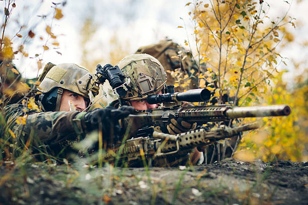 atirador equipe olhando para o alvo - sniper rifle army soldier aiming - fotografias e filmes do acervo