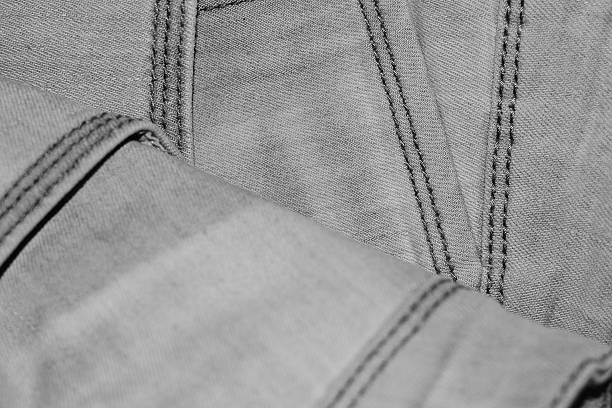 черные джинсы с отстрочкой - materialpromo стоковые фото и изображения