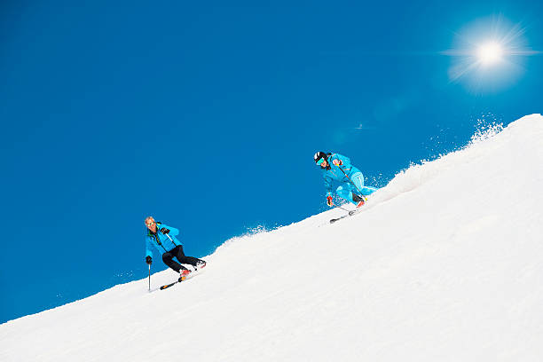 zwei männer schnee ski alpin sie auf der sonnigen ski-resorts - carving skiing stock-fotos und bilder