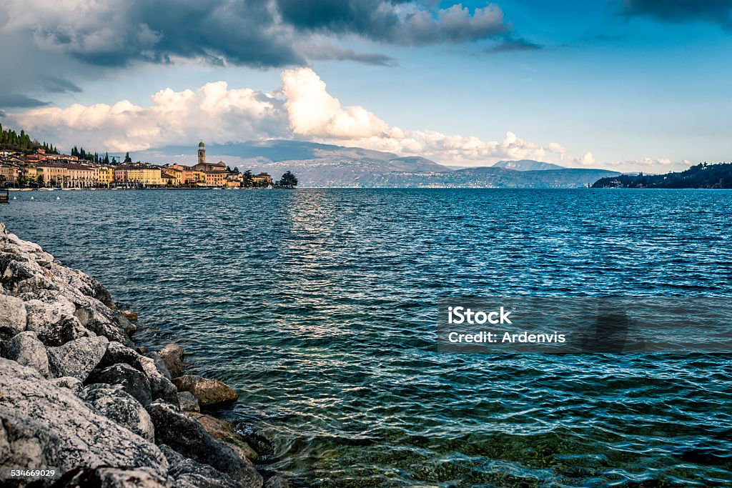 Lago di Garda in cielo nuvoloso - Foto stock royalty-free di 2015