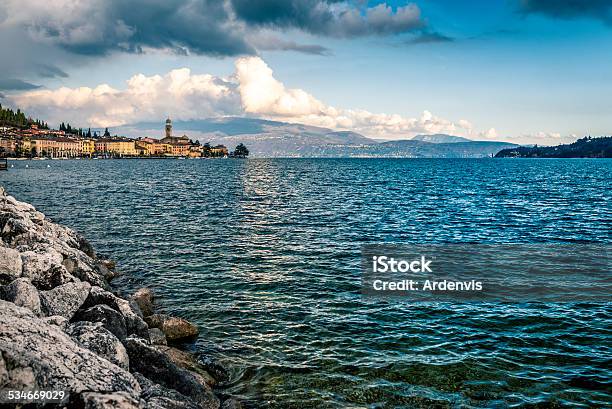 Lago Di Garda In Cielo Nuvoloso - Fotografie stock e altre immagini di 2015 - 2015, Acqua, Ambientazione esterna