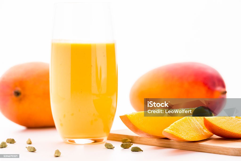 Corte Mango piezas, Cardamon y un licuado de frutas - Foto de stock de Mango - Fruta tropical libre de derechos