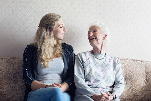 高齢者へのお問い合わせ - senior adult home caregiver care community outreach ストックフォトと画像