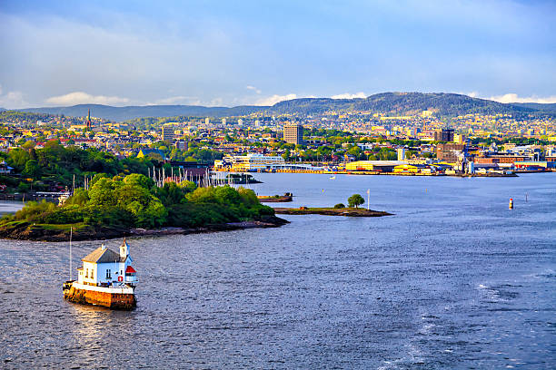 casa na água e oslo, capital da noruega - fjord norway nature color image - fotografias e filmes do acervo