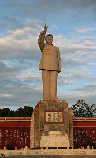 statue mao tse тунг, лицзян провинции юньнань, китай - mao tse tung стоковые фото и изображения