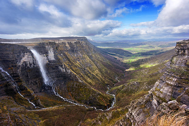 río nervión fuente y cascada - álava fotografías e imágenes de stock