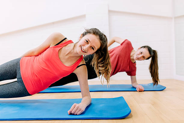 階のエクササイズ、'side plank'、運動スタジオには、 - floor gymnastics ストックフォトと画像