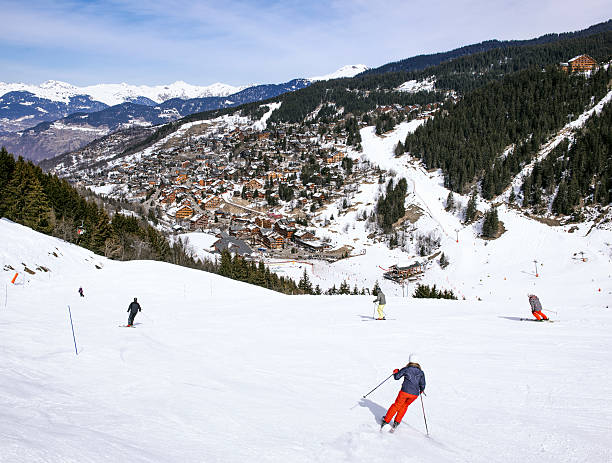 лыжах до мерибель - village snow winter france стоковые фото и изображения