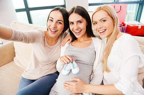 enfoque en la felicidad. - gift mother women baby shower fotografías e imágenes de stock