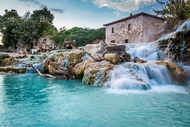 natural spa com cachoeiras, na toscana, itália - waterfall health spa man made landscape - fotografias e filmes do acervo