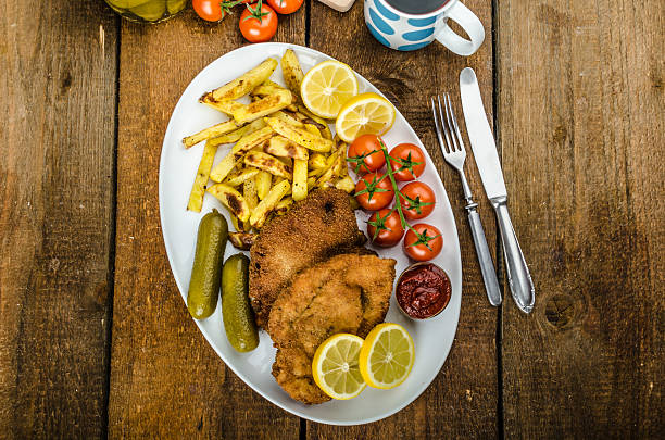 big poulet escalope de veau panée avec des frites au chili maison - cutlet schnitzel french fries scaloppini photos et images de collection