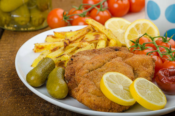 big poulet escalope de veau panée avec des frites au chili maison - cutlet schnitzel french fries scaloppini photos et images de collection