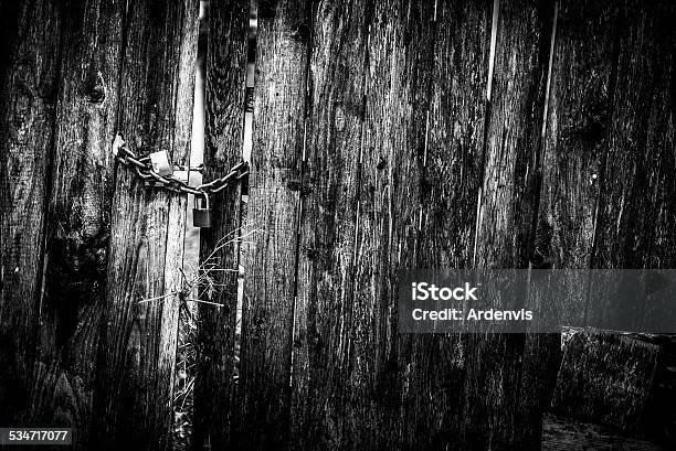 Porta In Legno Con Una Catena Bloccata E Lucchetti - Fotografie stock e altre immagini di 2015 - 2015, Abbandonato, Antico - Vecchio stile