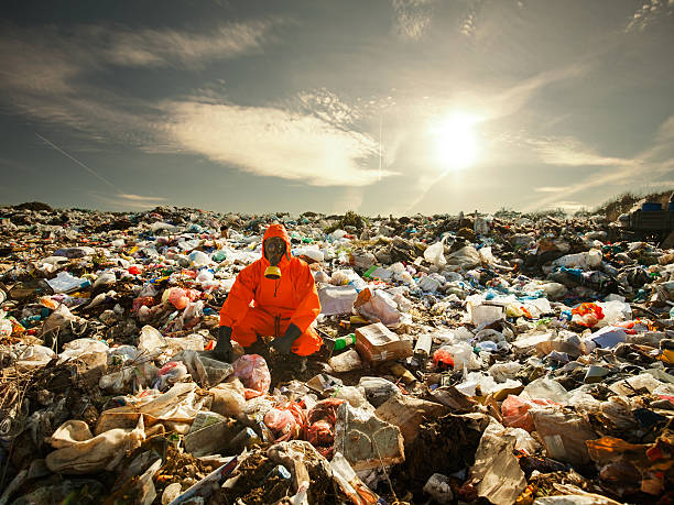 operaio di riciclaggio - radiation protection suit toxic waste protective suit cleaning foto e immagini stock