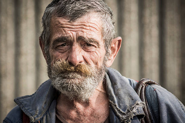 retrato de hombre sin hogar - vagabundo fotografías e imágenes de stock