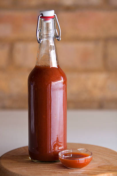 bottiglia di salsa fatta in casa - tabasco sauce foto e immagini stock