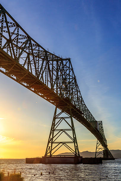 ponte de astoria-megler - vertical lift bridge imagens e fotografias de stock