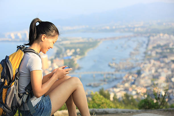 mujer joven deportiva utilizar su cellphone al aire libre - travel destinations mountain hiking profile fotografías e imágenes de stock