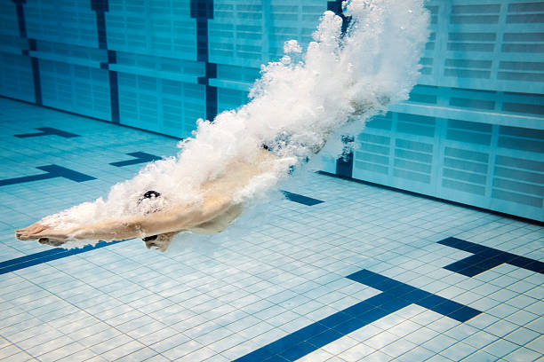 nadador underwater después de pasar - butterfly swimmer fotografías e imágenes de stock