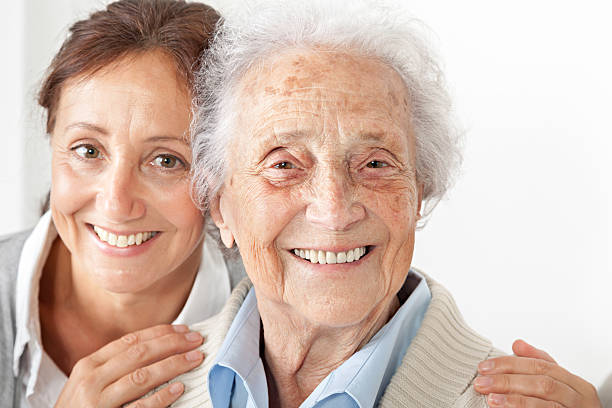 senior frau mit ihrem fürsorgliche wie zu hause fühlen. - community outreach home caregiver care cheerful stock-fotos und bilder