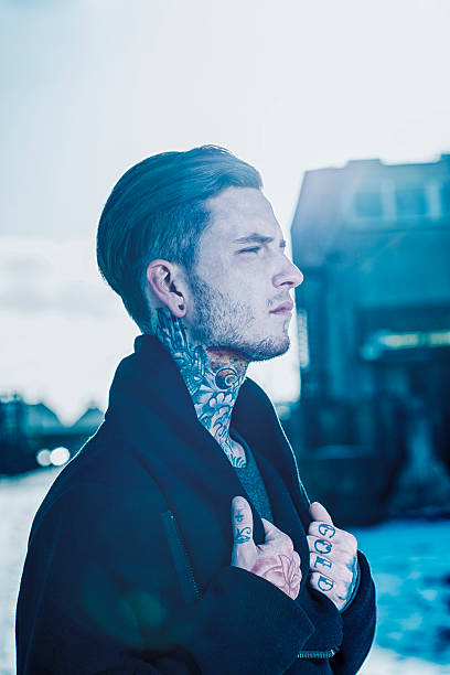 perfil de joven con muchos tatuajes - tattoo men profile punk fotografías e imágenes de stock